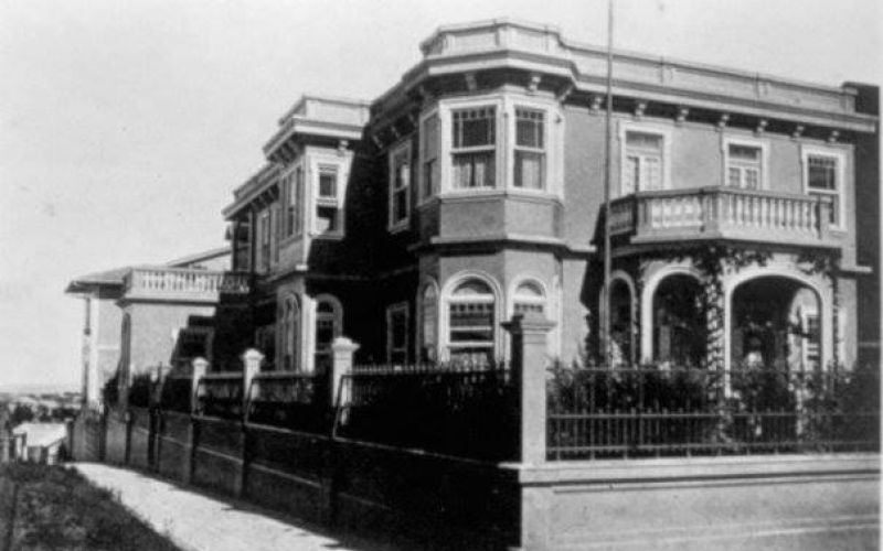 Fotografía antigua que muestra la casa que ocupa el Centro de Cine